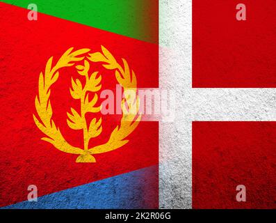 Das Königreich Dänemark Nationalflagge mit der Nationalflagge des Staates Eritrea. Grunge Hintergrund Stockfoto