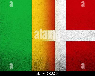 Das Königreich Dänemark Nationalflagge mit der Republik Mali Nationalflagge. Grunge Hintergrund Stockfoto