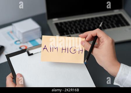 Textschild mit der Anzeige AIM High. Geschäftsidee gehen für die beste Jobschule oder Aktivität bitten jemanden, groß zu träumen Stockfoto