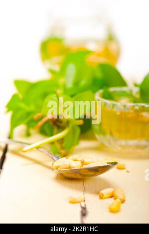 Traditionelle arabische Minze und Pinienkernen Tee Stockfoto