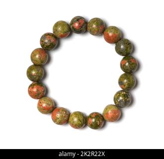 Unakite Schmuck oder Edelsteine Armband auf weißem Hintergrund. Kollektion von natürlichen Edelsteinen Accessoires. Studioaufnahme Stockfoto