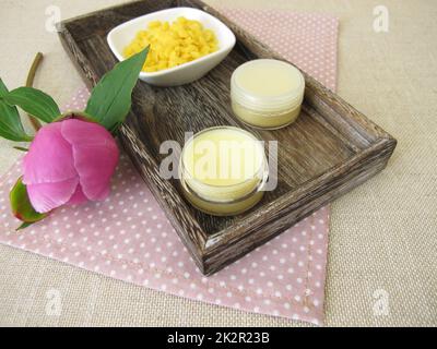 Hausgemachter Lippenbalsam mit Bienenwachs Stockfoto