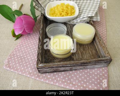 Hausgemachter Lippenbalsam mit Bienenwachs Stockfoto