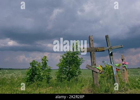 Neben Straßenkreuzen und blauem Himmel Stockfoto