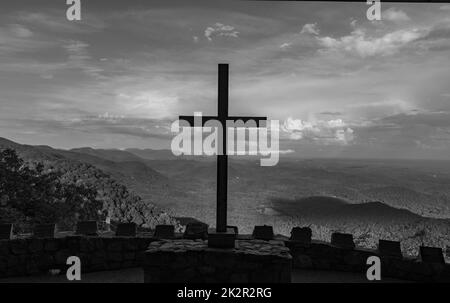 Die Grauskala-Aussicht auf das Kreuz der Fred W. Symmes Chapel, auch bekannt als vor der malerischen Landschaft Stockfoto