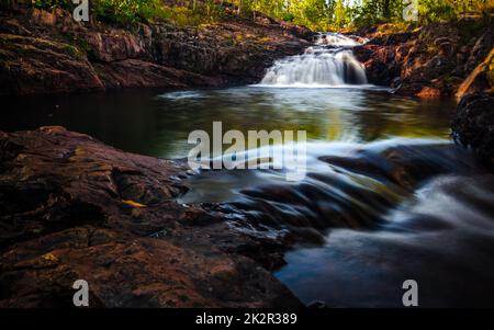 Eine Aufnahme eines kleinen Wasserfalls im Litchfield-Nationalpark in Westaustralien vom Boden aus Stockfoto