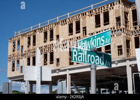 Ronkonkoma, New York, USA. 21. September 2022. 21. September 2022: Ronkonkoma, New York, USA: Baucrews arbeiten an einem neuen Mehrfamilienhaus-Apartmentkomplex in der Vorstadt direkt am Transitknoten der Long Island Railroad. (LIRR) der Wohnungsbau hat sich erheblich verlangsamt, da die Federal Reserved die Zinssätze angehoben hat, um die Inflation zu bändigen und die Kosten für den Erhalt einer Hypothek oder eines Baudarlehens zu erhöhen. Die Vereinigten Staaten und New York stehen vor einem großen Wohnungsmangel mit Rekordpreisen und jüngeren Generationen wie den Millennials und Gen Z, die aus Eigenheimkäufen-enti ausgepreist werden Stockfoto