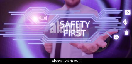 Textschild mit der Aufschrift „Sicherheit zuerst“. Geschäftsansatz Vermeidung unnötiger Risiken sicher leben Vorsicht walten lassen Stockfoto