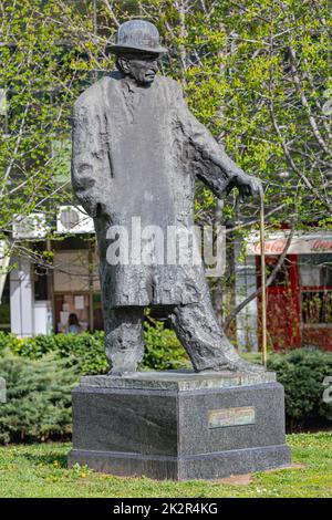 Belgrad, Serbien - 12. April 2021: Bronzestatue des Schriftstellers Branislav Nusic im Park im Stadtzentrum. Stockfoto