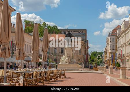 Szeged, Ungarn - 16. Juni 2021: Fußgängerzone am heißen Sommertag in Szeged, Ungarn. Stockfoto