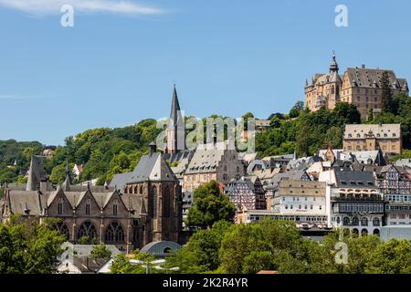 Altstadt von Marburg; Hessen, Deutschland, Blick auf Universitätskirche, Lutherische Kirche, Rathaus und das Marburger Schloss, auch Landgrafenburg oder Lan genannt Stockfoto