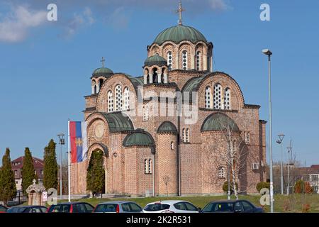 Belgrad, Serbien - 24. März 2021: Serbisch-orthodoxe Kirche des heiligen Lukas der Apostel in der Zrenjanjin Straße. Stockfoto