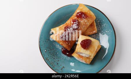 Pfannkuchen mit süßem Quark und Erdbeermarmelade zum Frühstück Stockfoto