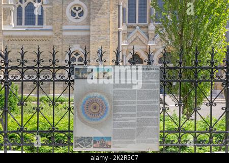 Szeged, Ungarn - 16. Juni 2021: Schild am Synagogengebäude in Szeged, Ungarn. Stockfoto