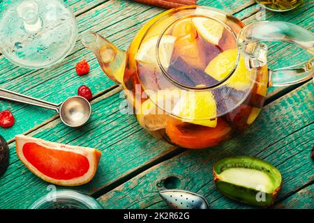 Obsttee mit Zitrusfrüchten. Stockfoto