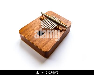 Traditioneller Kalimba aus Holz, isoliert auf Weiß Stockfoto