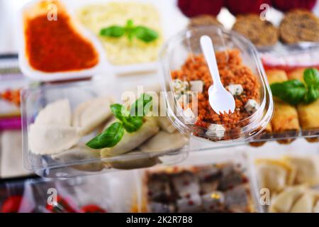 Eine Vielzahl von Fertigprodukten in Kunststoffboxen Stockfoto