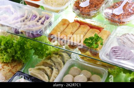 Eine Vielzahl von Fertigprodukten in Kunststoffboxen Stockfoto