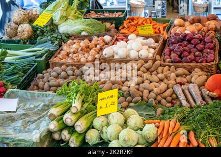 Große Auswahl an frischem Gemüse an einem Marktstand Stockfoto