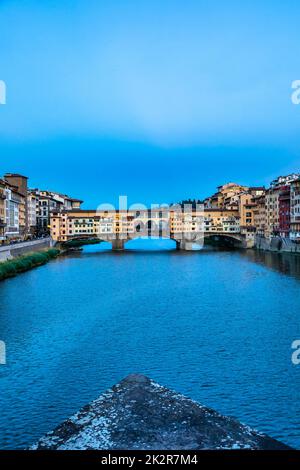 Sonnenuntergang auf der Ponte Vecchio - Alte Brücke - in Florenz, Italien. Erstaunliches blaues Licht vor dem Abend. Stockfoto