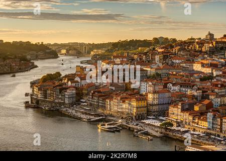 Die Altstadt von Porto mit dem Fluss Douro bei den letzten Sonnenstrahlen Stockfoto