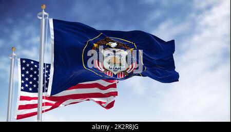 Die Utah-Staatsflagge winkt zusammen mit der Nationalflagge der Vereinigten Staaten von Amerika Stockfoto