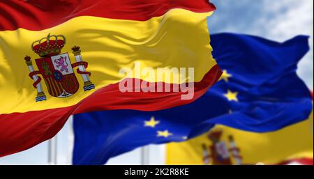 Detail der im Wind winkenden Nationalflagge Spaniens mit verschwommener flagge der europäischen Union im Hintergrund Stockfoto