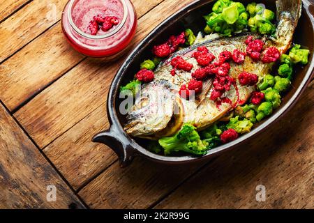 Leckerer Goldfisch in Beerensauce. Stockfoto