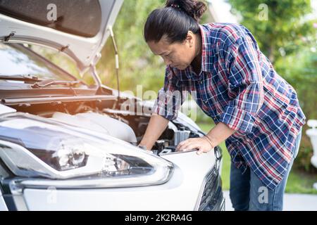 Haube öffnen Mechaniker motor System prüfen, Schäden Car Crash, und reparieren Sie sie. Stockfoto