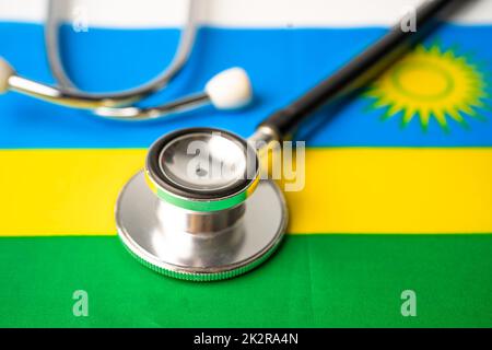 Schwarzes Stethoskop auf Ruanda Flagge Hintergrund, Business und Finanzen Konzept. Stockfoto