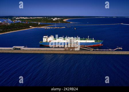 LNG-Transportschiff Maran Gas Apollonia bei der Entladung von Flüssiggas am Terminal, Anschlüsse, Ausrüstung und Druckminderer an der ostsee. (Westeuropa) Stockfoto