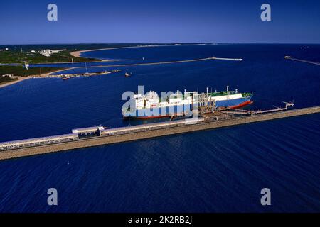 LNG-Transportschiff Maran Gas Apollonia bei der Entladung von Flüssiggas am Terminal, Anschlüsse, Ausrüstung und Druckminderer an der ostsee. (Westeuropa) Stockfoto