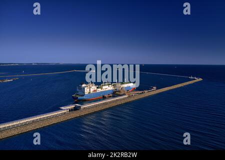 LNG-Transportschiff Maran Gas Apollonia bei der Entladung von Flüssiggas am Terminal, Anschlüsse, Ausrüstung und Druckminderer an der ostsee. (Westeuropa) Stockfoto