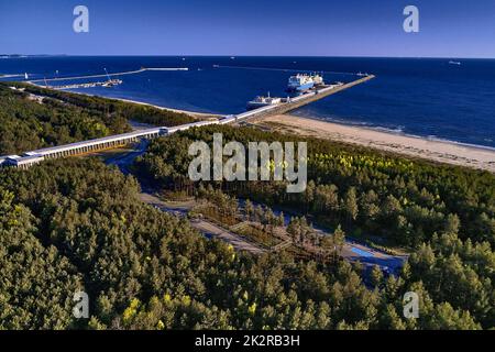 LNG-Transportschiff Maran Gas Apollonia bei der Entladung von Flüssiggas am Terminal, Anschlüsse, Ausrüstung und Druckminderer an der ostsee. (Westeuropa) Stockfoto