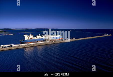 LNG-Transportschiff Maran Gas Apollonia bei der Entladung von Flüssiggas am Terminal, Anschlüsse, Ausrüstung und Druckminderer an der ostsee. (Westeuropa) Stockfoto