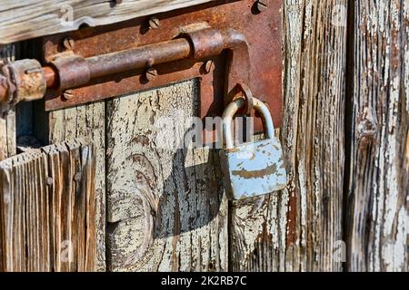 Verschlossenes Tor für einen Holzschuppen Stockfoto