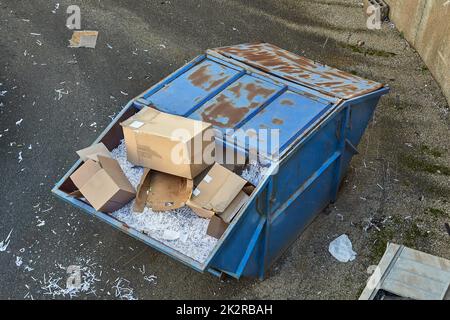 Zerfetzte Papierdokumente in einem Müllcontainer Stockfoto