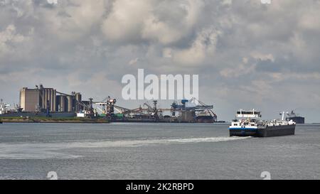 Industrielle Schiff Rotterdam verlassen Stockfoto