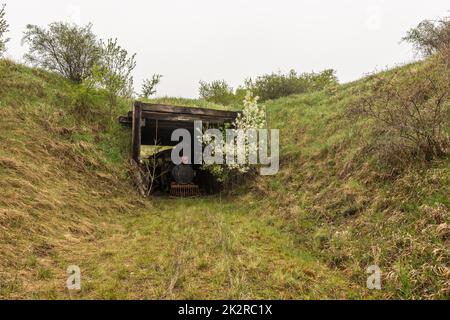 Ein kleiner Zug unter einer Brücke aus einer verlassenen westlichen Stadt Stockfoto