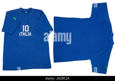 Blaues T-Shirt für Kinder. Fußball oder Poloshirt mit der Inschrift italia und der Nummer zehn. Isoliert auf weißem Hintergrund. Sommermode-Kinder. Vorder- und Rückansicht. Stockfoto