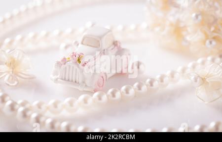 Hochzeit Stillleben mit goldenen Ringen und Perlenkette in weiß Stockfoto