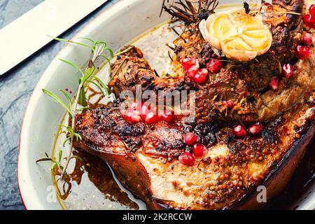 Gegrillter Schweinebauch mit Kräutern. Stockfoto