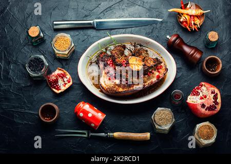 Gegrillter Schweinebauch mit Kräutern. Stockfoto