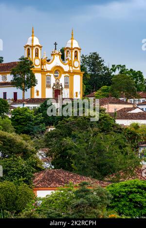 Historische Kirche im Kolonialstil, umgeben von Häusern in der Stadt Tiradentes Stockfoto