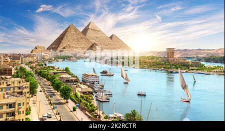 Pyramidenkomplex in Assuan-Stadt am Nil, Luftbild, Ägypten Stockfoto