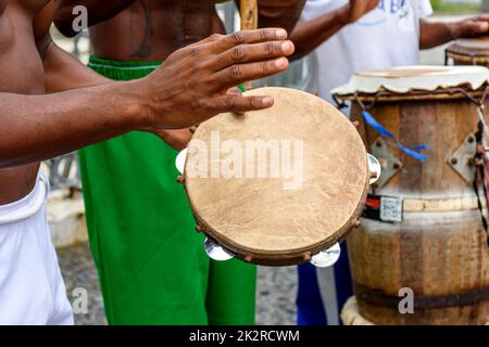 Eine Gruppe von Musikern, die Tamburin und Atabaque spielen in Pelourinho, Salvador Stockfoto