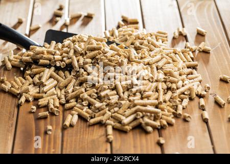 Holzpellets, Biokraftstoff auf Holztisch. Ökologischer Brennstoff aus Biomasse. Erneuerbare Energiequelle. Stockfoto