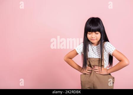 Asiatisches kleines Kind im Alter von 10 Jahren, das an Magenschmerzen leidet Stockfoto