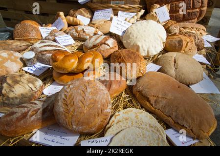 Turin, Italien. 23.. September 2022. Eine Auswahl an verschiedenen Broten im 2022 Terra Madre Salone del Gusto. Kredit: Marco Destefanis/Alamy Live Nachrichten Stockfoto