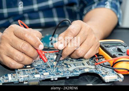 Techniker repariert die Innenseite des Mobiltelefons. Integrated Circuit. Das Konzept von Daten, Hardware, Technologie. Stockfoto